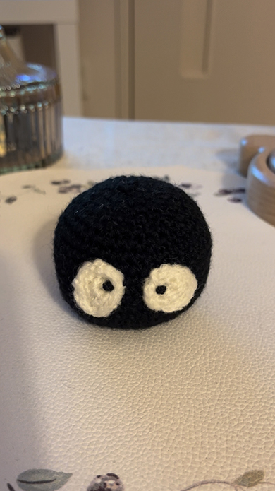 セリアの毛糸で編んだまっくろくろすけ