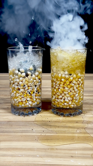 コーンが入った水と油に赤熱した金属球を入れる実験