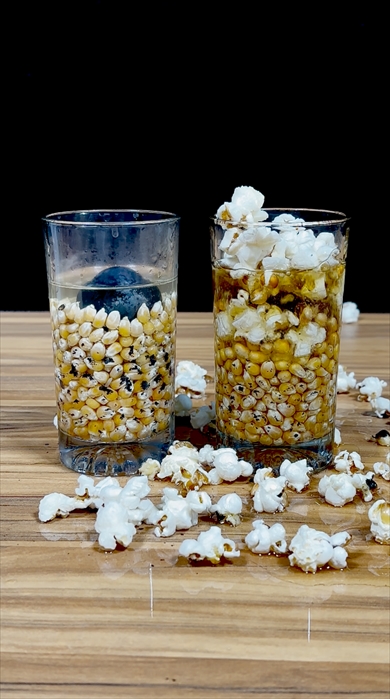 コーンが入った水と油に赤熱した金属球を入れる実験