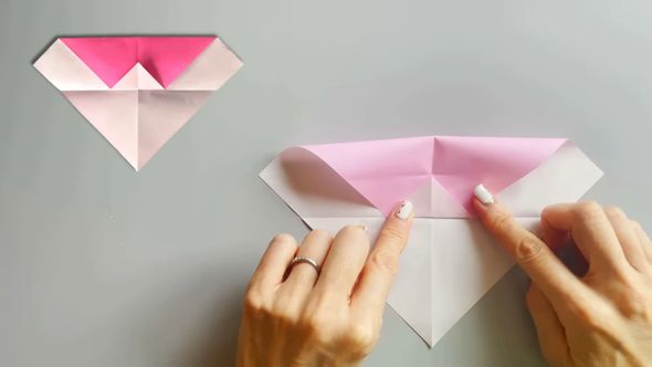 紙に折り目を付けて袋を作っていく