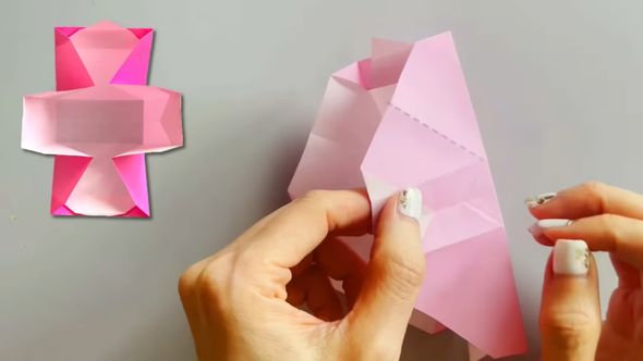 斜めに入っている折り目に沿って曲げる