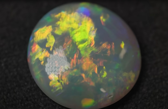 原石から宝石を磨きだす（オパール）