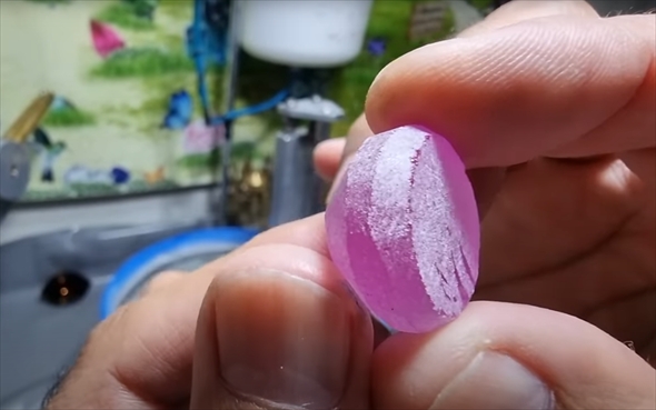 石から宝石を磨きだす（人工サファイア）