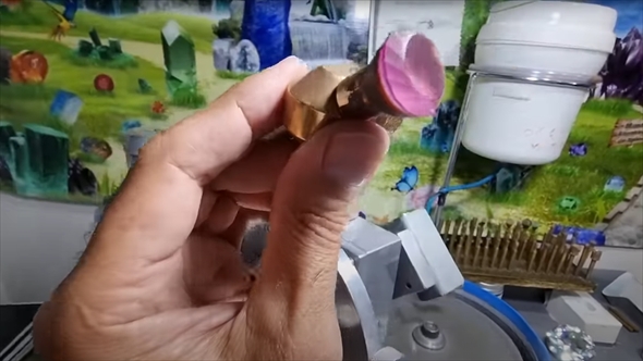 石から宝石を磨きだす（人工サファイア）