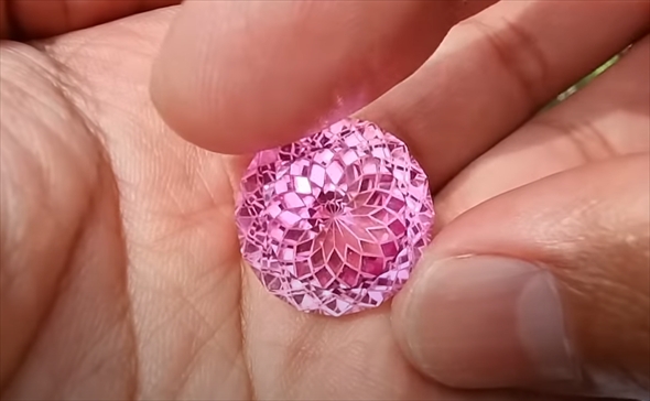 石から宝石を磨きだす（人工サファイア）