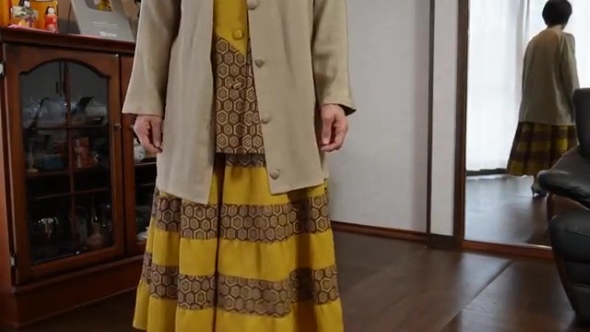 セットアップとコートを着た女性