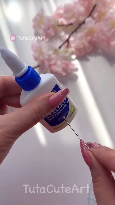 のり容器に針を通す