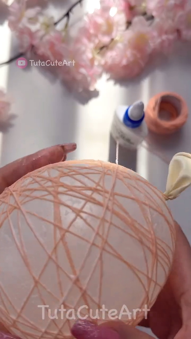 風船の周りにヒモを巻き付ける