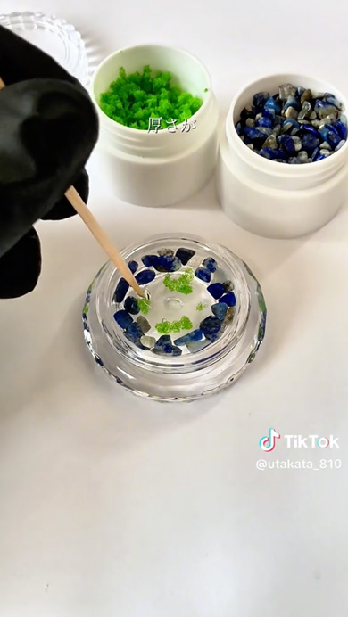 パーツの収納ケースを使ったレジン作品