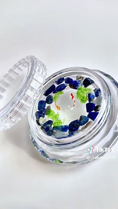 パーツの収納ケースを使ったレジン作品