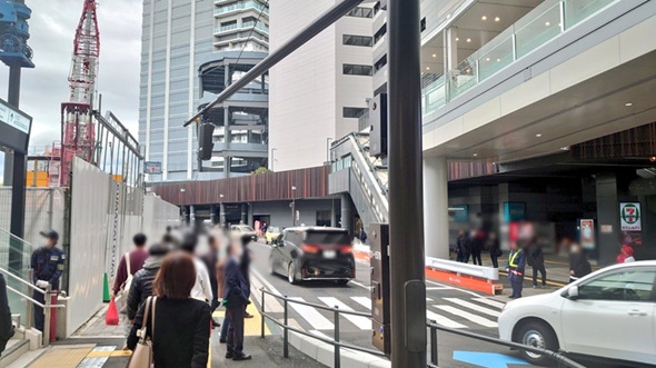 左手側に巨大なビルが建造され右手側や奥のビルがなくなった現在の広島駅前の写真