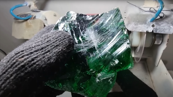 石から宝石を磨きだす（黒曜石）