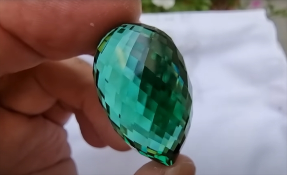 石から宝石を磨きだす（黒曜石）