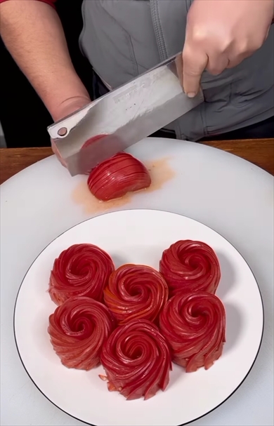 トマトの飾り切りで作るお花がきれい