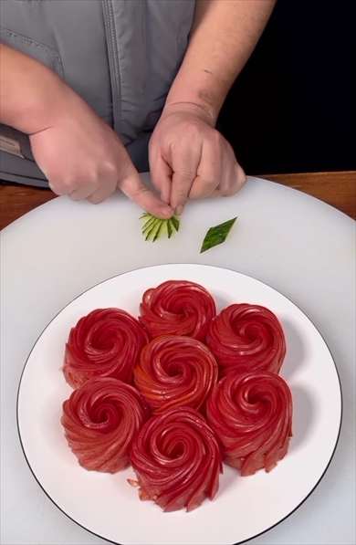 トマトの飾り切りで作るお花がきれい