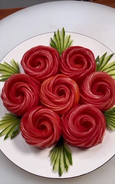 トマトの飾り切りで作るお花がきれい