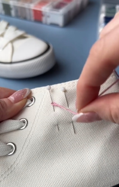 待ち針の幅に沿って刺しゅう