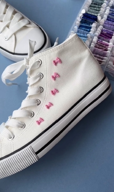 外側にサイド部分に5つ刺しゅう