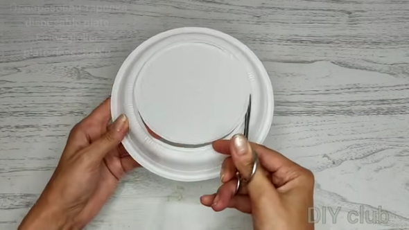 皿の底をハサミでカット