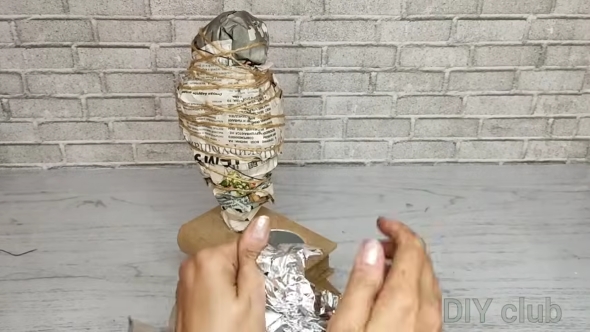 古新聞をオブジェのベースにします