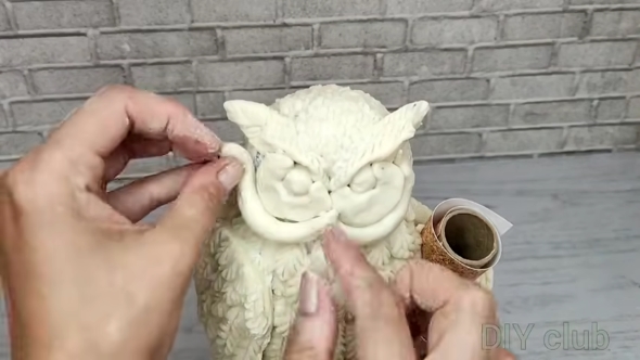 顔部分を丁寧に仕上げます