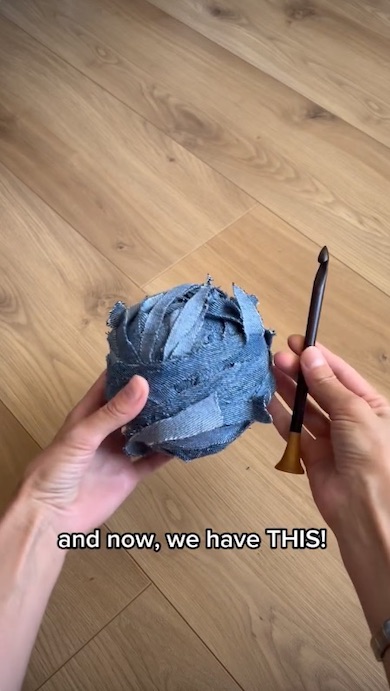 デニムを切って作った糸玉とかぎ針