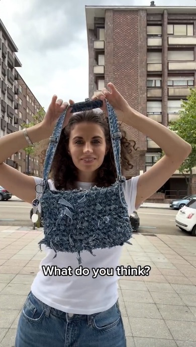 完成したバッグを手に持つジェーンさん