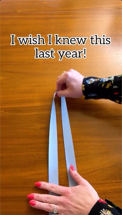 シンプルな水色のリボンをテーブルにおいたところ