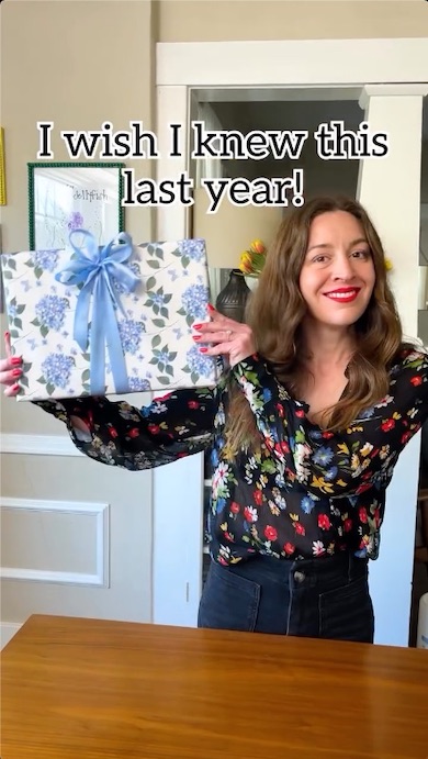 完成したボックスを持つ女性