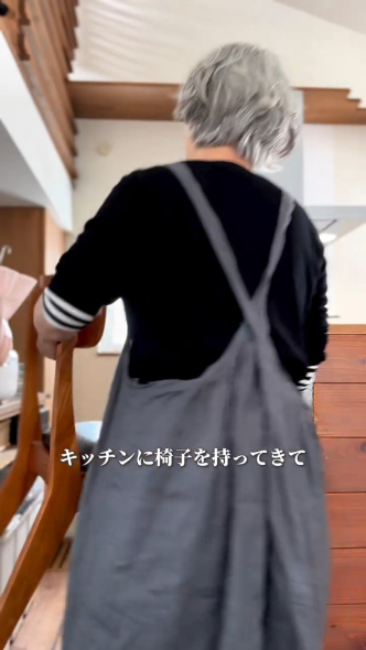 椅子をキッチンに