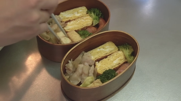 おかずを盛り付け