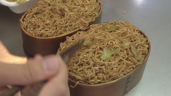 ペヤングを盛り付け