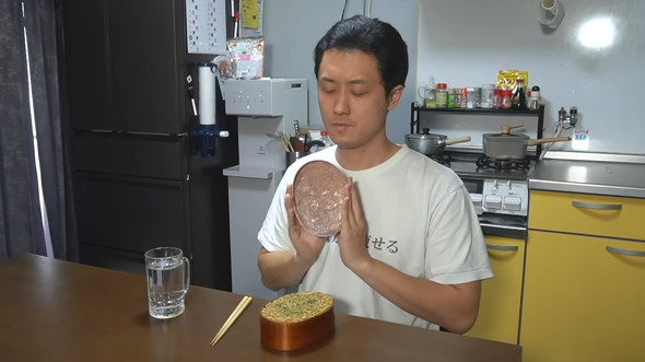 圧縮されたペヤングの層