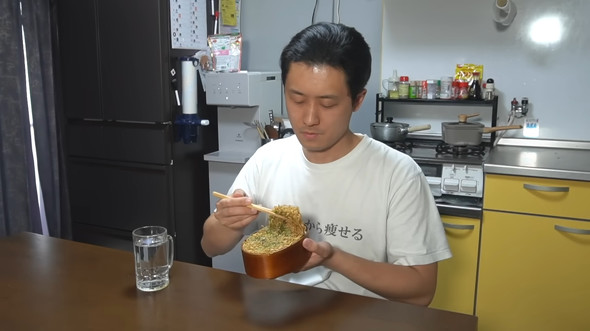 圧縮されたペヤングの層