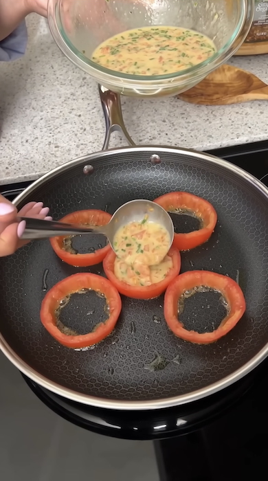 トマトの内側に注ぎ込む