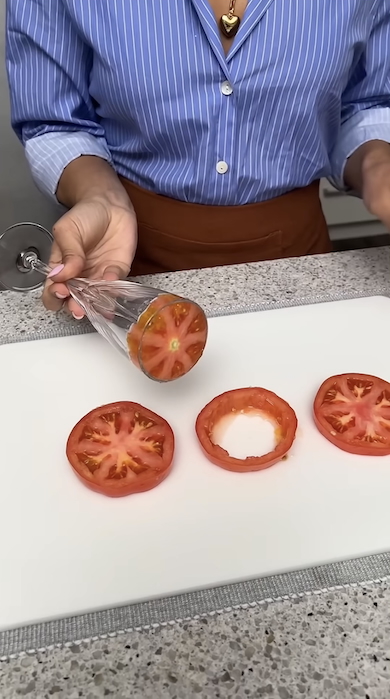 トマトをくり抜く