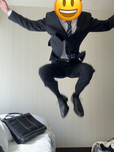 ジャンプして全身写真を撮った息子