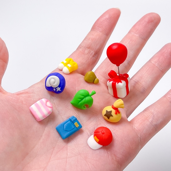 土で作った小さなどうぶつの森のアイテムたち