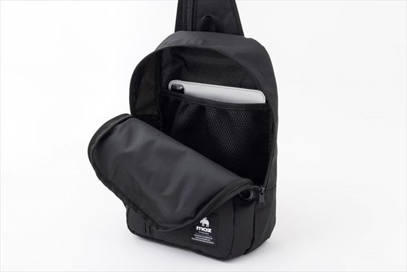 moz ONE SHOULDER BAG BOOK タブレットが入るクッションポケット付き