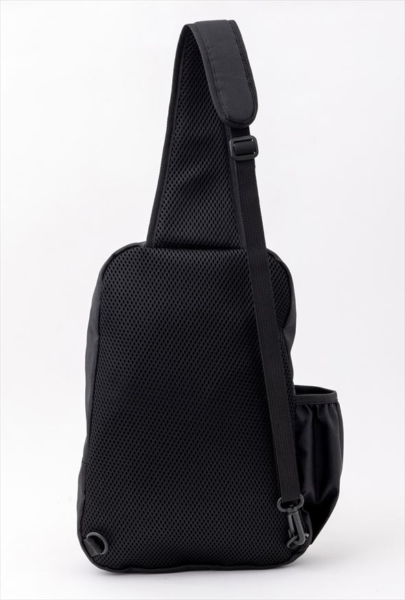 moz ONE SHOULDER BAG BOOK 背面は通気性のいいメッシュ生地