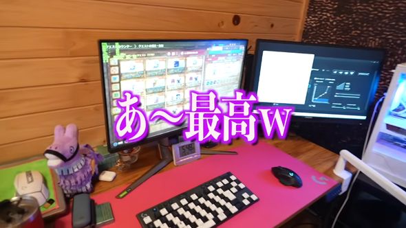 自作PCで遊ぶ母親