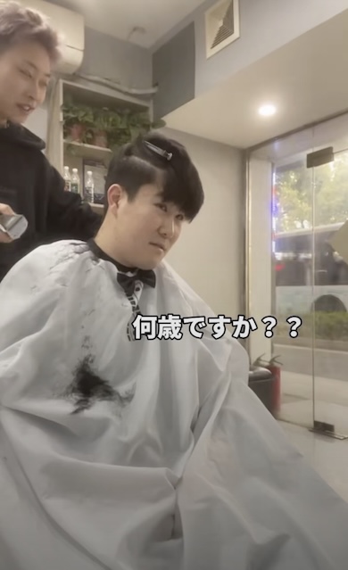 男性が美容師にサイドヘアを刈り上げられている様子