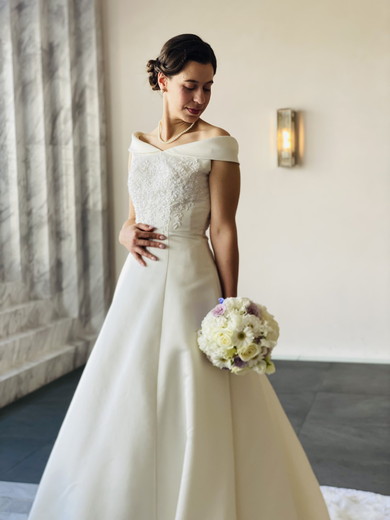 ウエディングドレスを着る女性