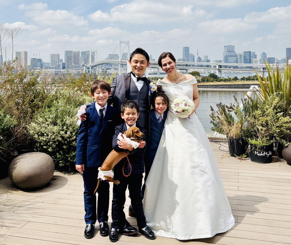 息子たちと一緒に写るウエディングフォト