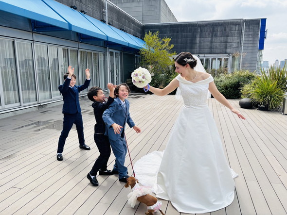 息子たちと一緒に写るウエディングフォト