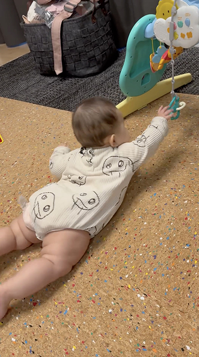 全力で走る赤ちゃん