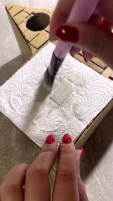 ダンボールにキッチンペーパーを貼る