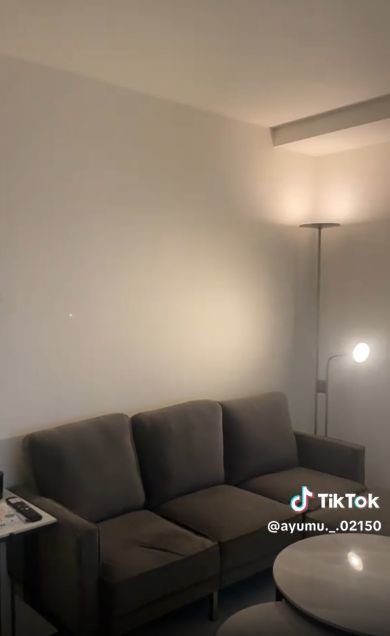 ゆったりしたソファと間接照明