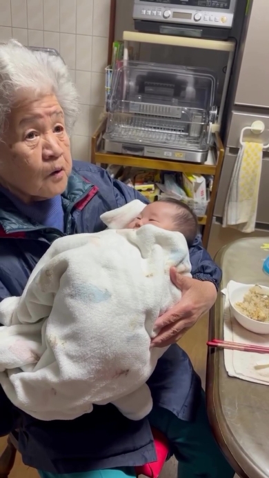 ひ孫を抱っこするおばあちゃん