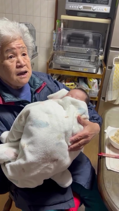 ひ孫を抱っこするおばあちゃん